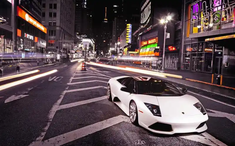 洁白如光兰博基尼壁纸_干净的迷人超跑