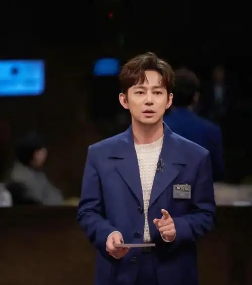 何炅北外任教时期照片,干净书生气满满,难怪能当不老男神