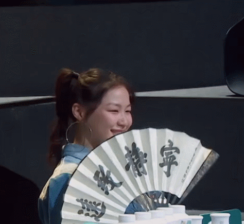 金靖拍了拍你并送来一份口红选购指南