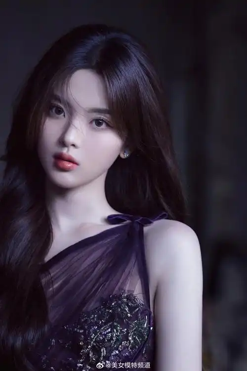 杨超越红唇黑纱裙尽显温柔浪漫