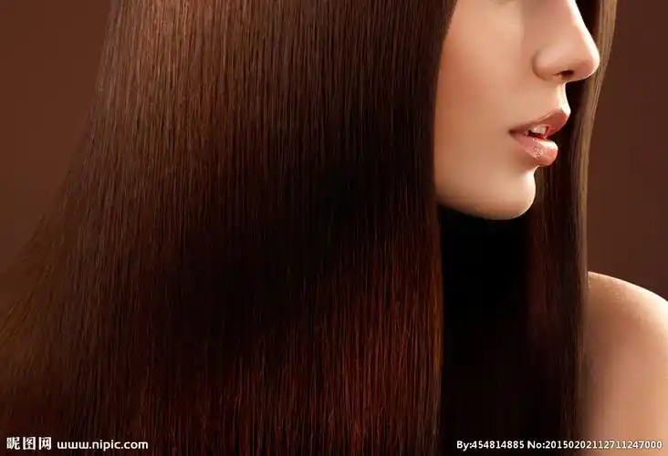 一头秀发的美女图片