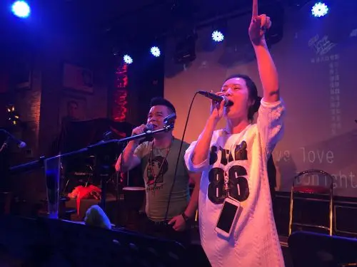 大家都去听她唱歌啦!你再不预定就去不了啦!