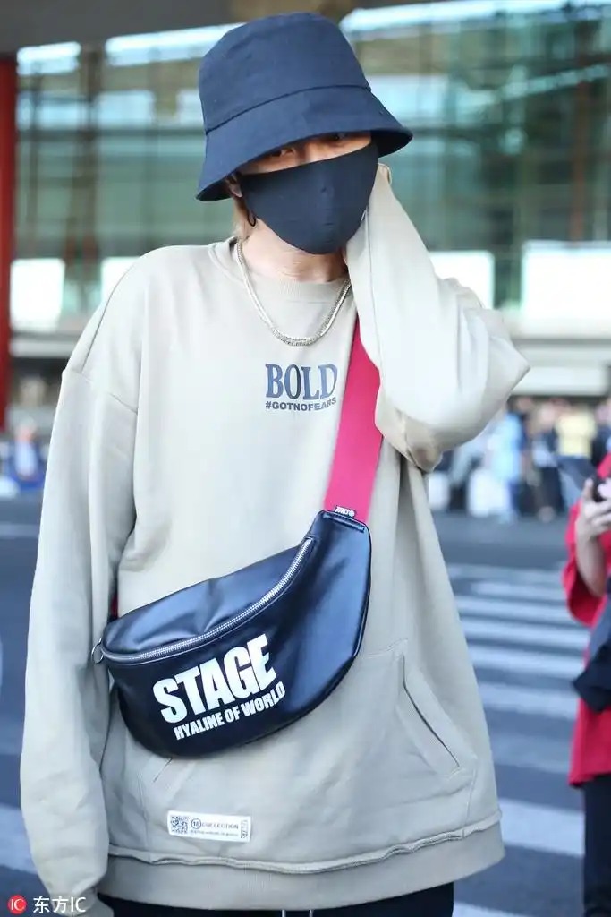 组图:罗志祥卫衣休闲裤帅气有型 渔夫帽搭挎包潮范十足