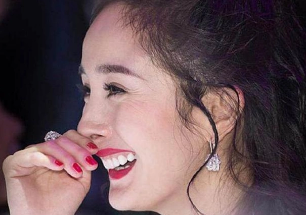 没有ps的杨幂,化了妆也没有遮住皱纹,网友:她是真的老了!