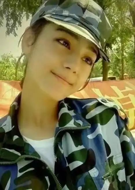 女明星军训服,陈都灵清纯,田曦薇超可爱,看到关晓彤,太美了!