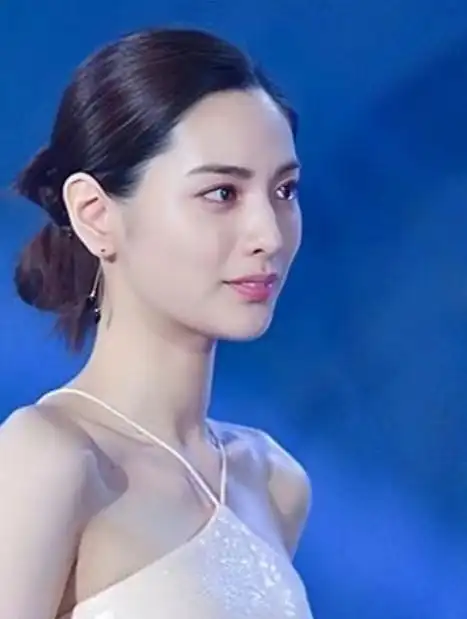 世界第一美女到底多美?颁奖晚会穿上"液体裙",网友:美到窒息-度小视