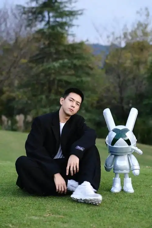 李现黑西装随拍上线,又酷又有型,剪超短发寸头太帅了!