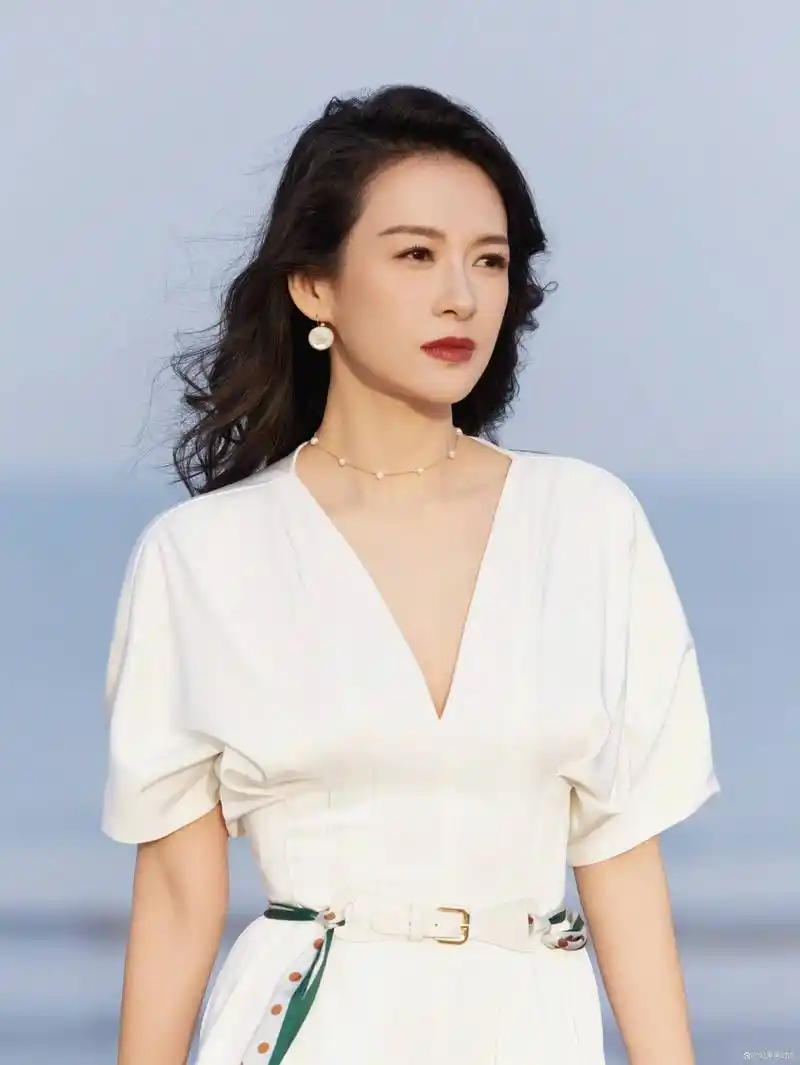 章子怡又出新造型,深v套装亮相,性感妩媚,温婉优雅