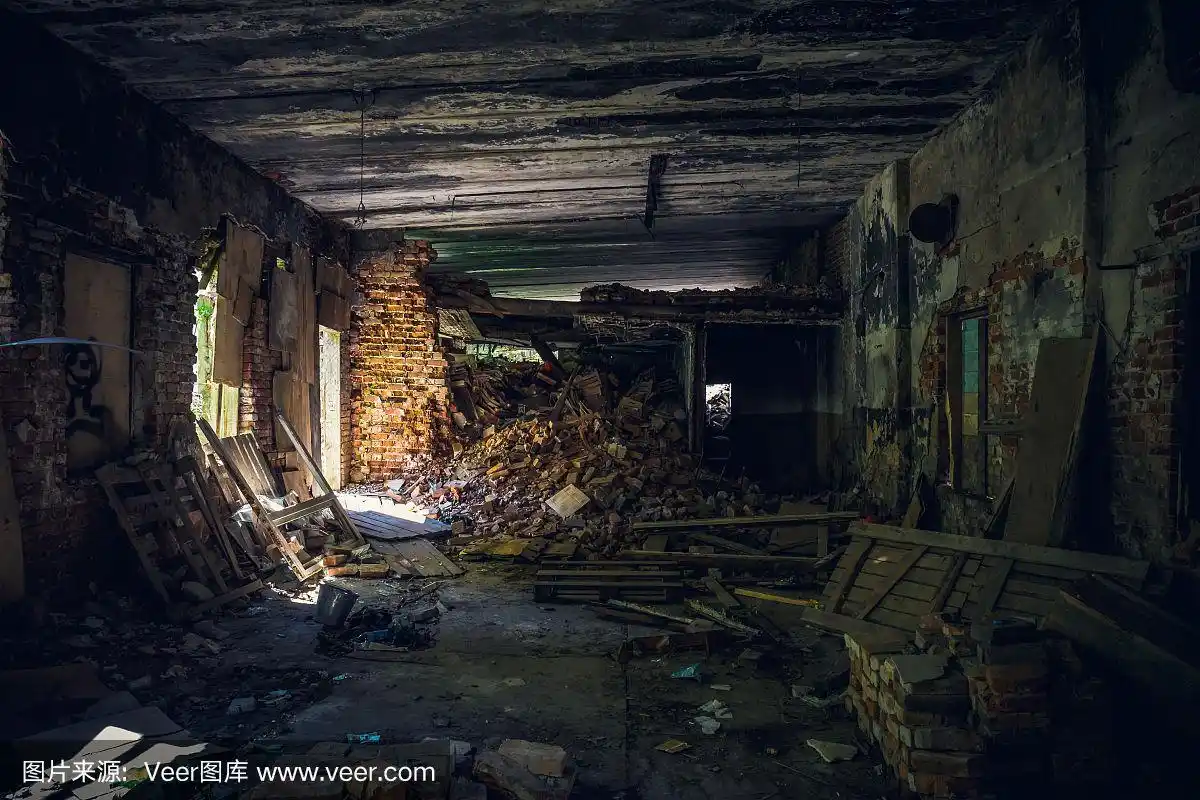 废弃的令人毛骨悚然的鬼屋内部,大厅,内部视角