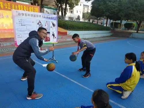 图为卢山老师公开课上与学生积极互动