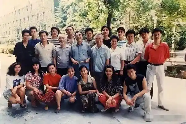 回顾演员何冰为何结婚几十年0绯闻看看妻子是谁就知道了