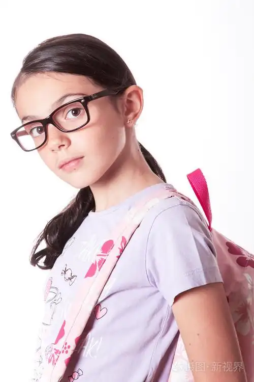 戴着眼镜的小女孩