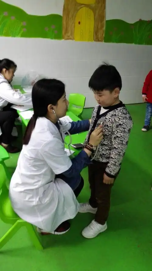 万佛湖镇中心医院今日来我园为孩子们全面体检,孩子们的表现的好勇敢