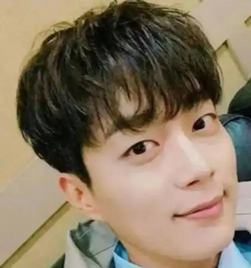 不露额头,男生刘海发型照样帅