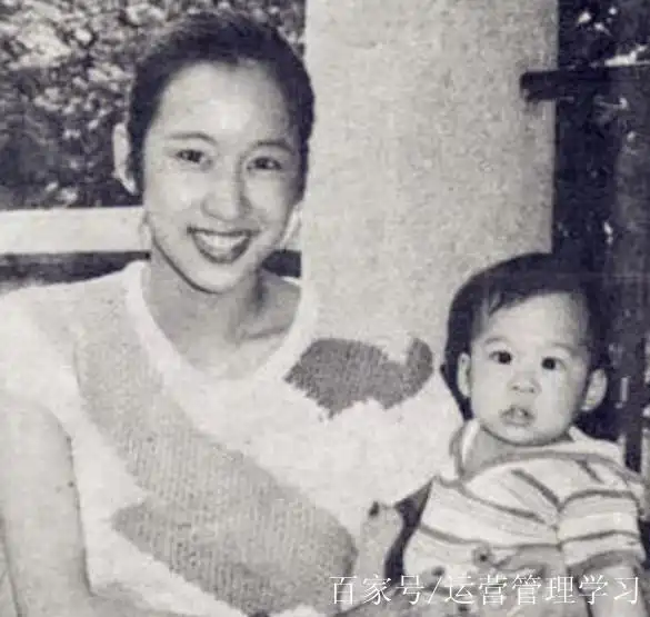 霍启刚小时候的斗鸡眼,但呆在萌可爱玩小贵气的斗鸡眼很饱满