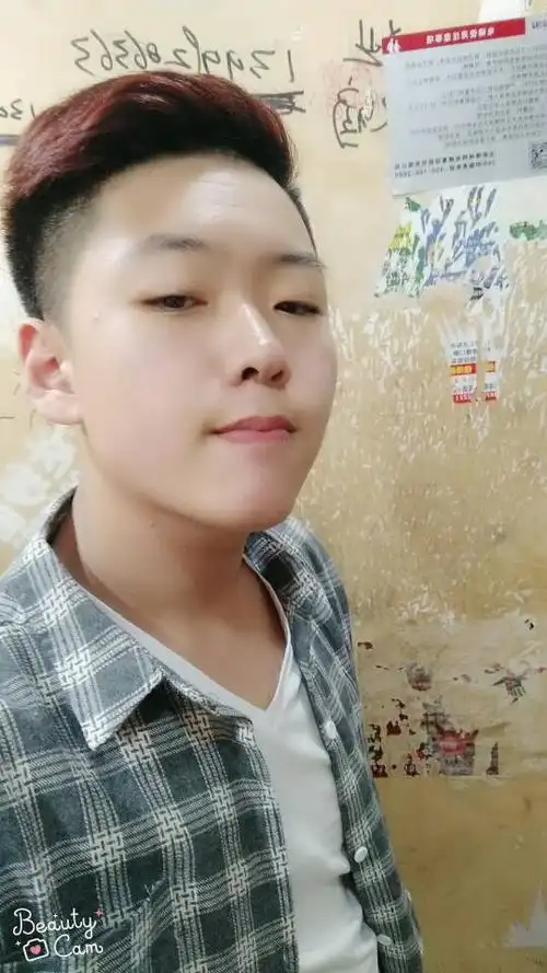 这是我男朋友,求大佬帮忙看看颜值怎么样,身高182体重140斤虽说没有