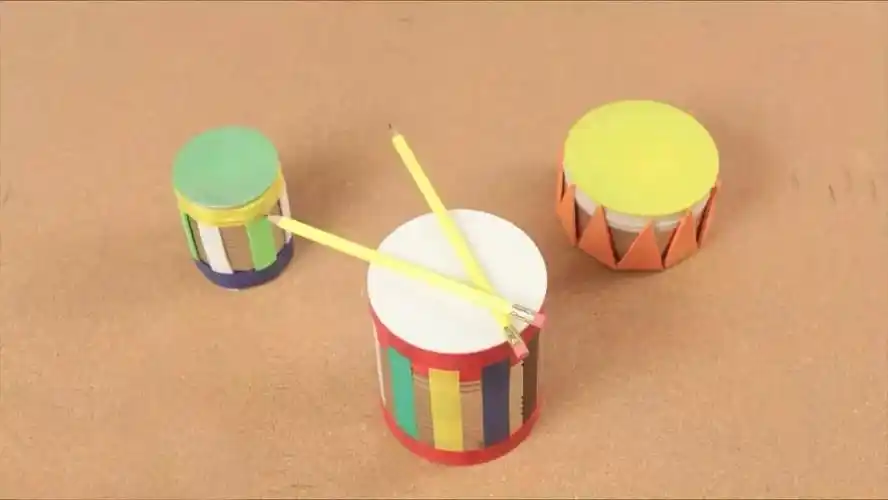 今天我们就来做一件打击乐器,孩子肯定喜欢~迷你小鼓准备材料1,1个铁