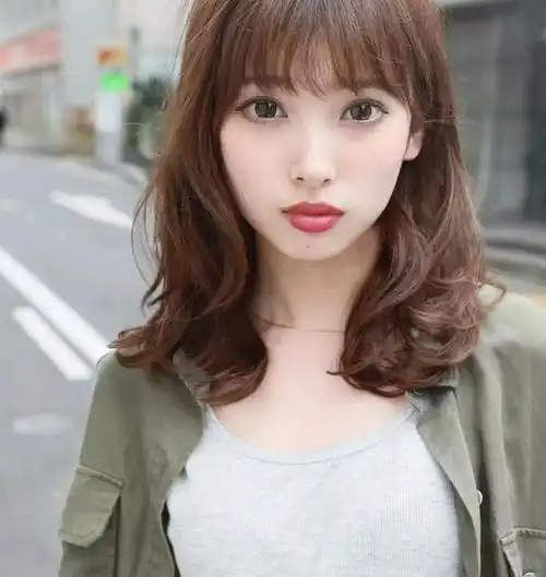 自然的纹理烫时尚,全烫的小卷洋气,空气刘海类型的发型减龄.