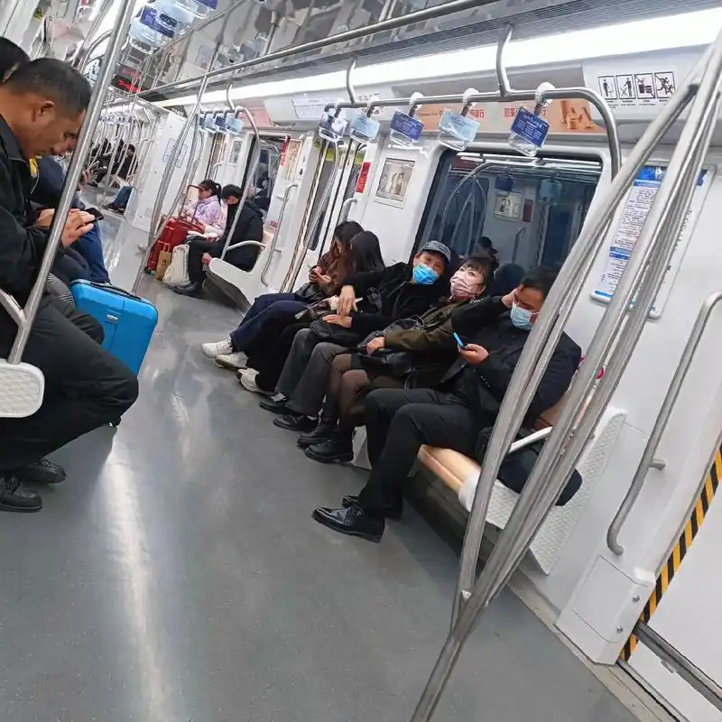 休息没事一个人坐地铁散心心,不需要陪伴,也是一种享受#独行 - 抖音