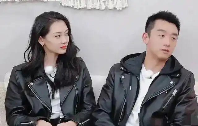 郑恺苗苗穿情侣装录《妻子6》太甜了,都穿黑色皮衣,又帅又美!