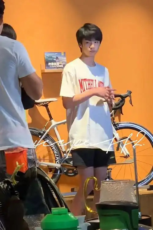 这么短的短裤就挺….内什么的你们懂吧?就内个内个#刘耀文