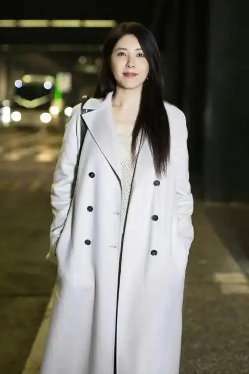 女明星穿搭有多时尚,快来看看她们穿风大衣有多飒你就知道了