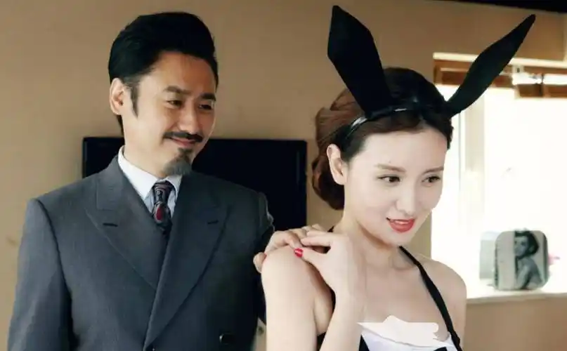 张萌走红毯香肩细腰,妩媚迷人,肩带意外断开急捂尬笑_丈夫_反派_奶茶