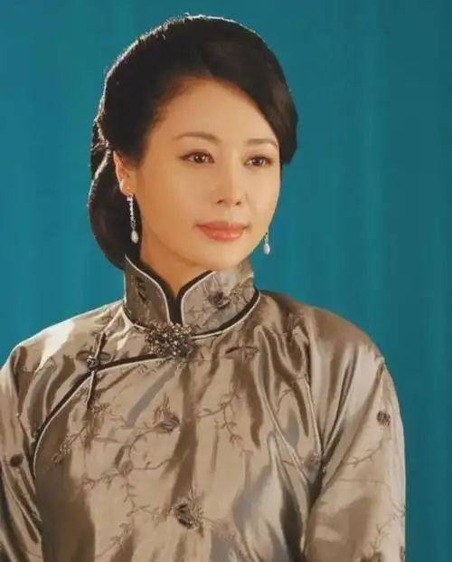 承欢记邓英年轻时因美貌出圈46岁婚姻无着落却越发优雅了