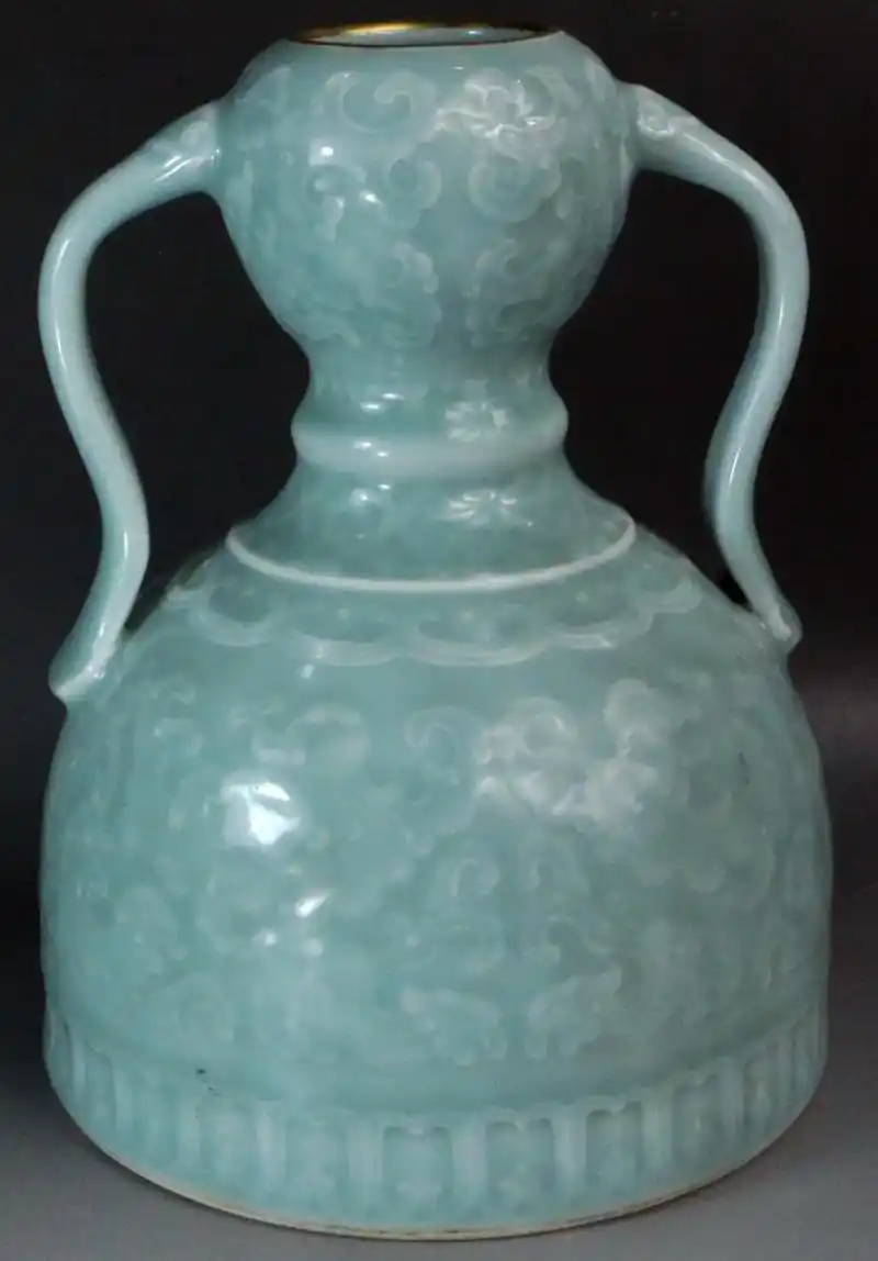 乾隆官窑豆青釉描金口葫芦瓶.#收藏品 青釉是中国瓷器中最古老 - 抖音