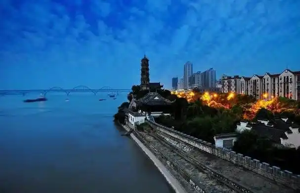 九江位于江西省最北部,面积为19084.61平方公里,拥有456.