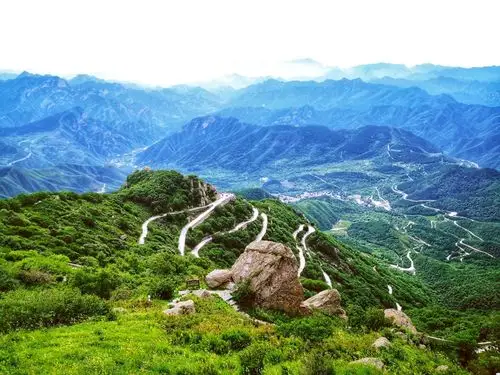 京郊美景百花山上百花香青山如黛百花盛开