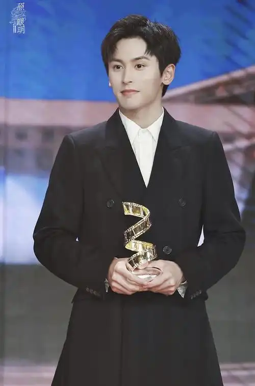 张哲瀚荣获2021年年度最受关注演员奖