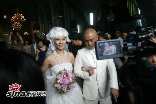 图文张卫健张茜大婚两人走出礼堂