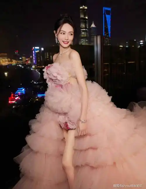 微博之夜百花齐放,女明星礼服造型大pk,你最pick哪一位呢_黑色_高定