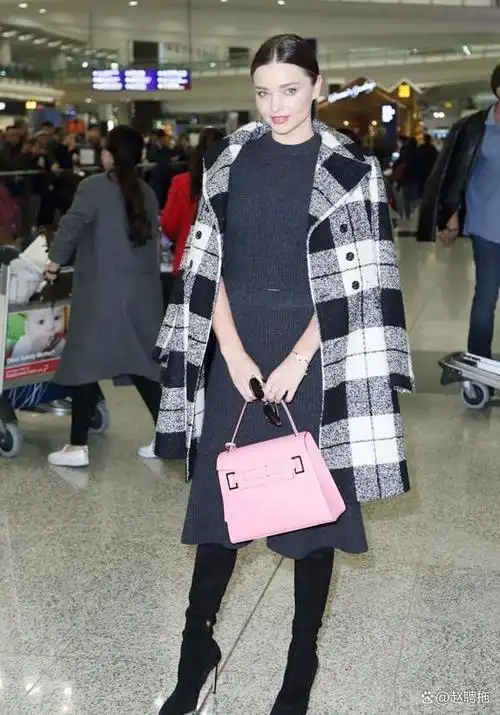 米兰达可儿这样穿"大衣"真美!配连衣裙和麻花辫,高级又减龄