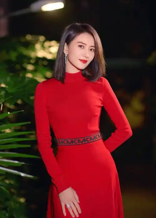 高圆圆穿红色连衣裙明艳十足春节喜庆氛围拉满