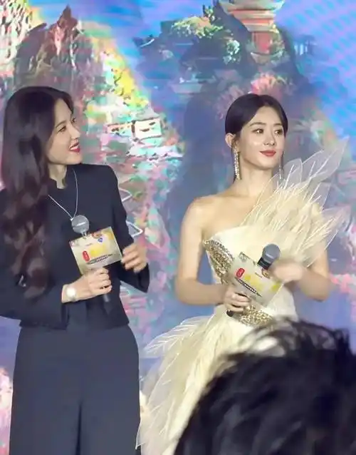 赵丽颖和曾黎同框,身高差好萌,林更新还抢着拉裙摆_俩人_凤行_剧中