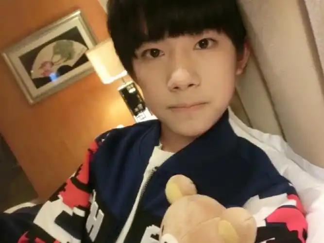 有种"神颜"叫易烊千玺,小时候长相平平,如今逆袭成最帅小鲜肉