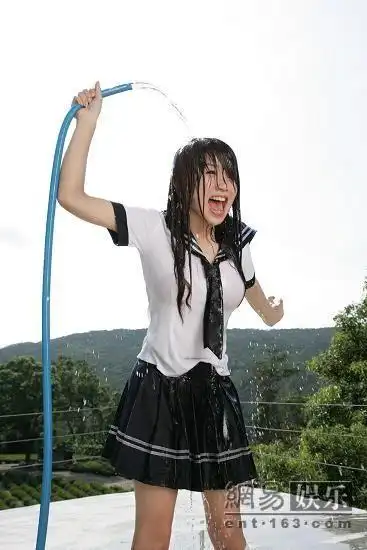 瑶瑶身穿制服玩湿身