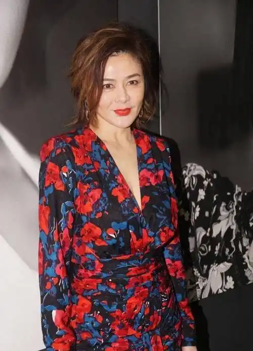 高清镜头下56岁关之琳,脸上一切看得清清楚楚,一笑暴露真实年龄_女