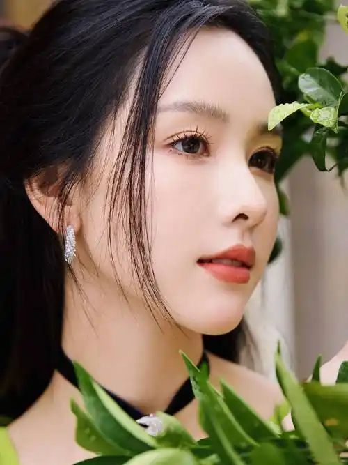 女星陈都灵时尚合集:娇艳迷人,玲珑可爱!