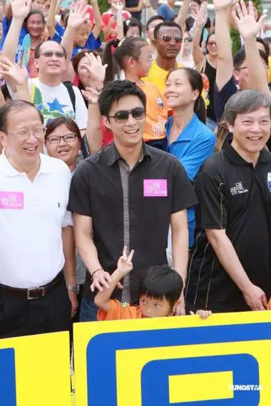 霍启山曝霍启刚正筹备婚礼(组图)