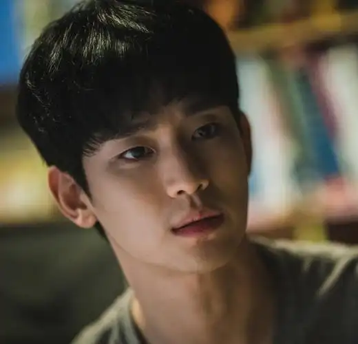 金秀贤秀肌肉被徐睿知调戏?