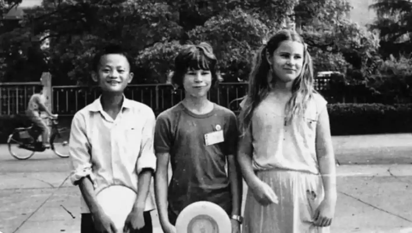 1990年,马云与妹妹以及外国友人在杭州雷锋塔前合影,这张珍贵的照片