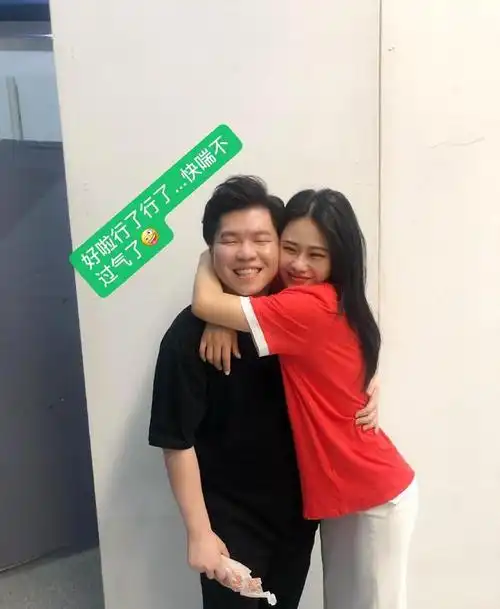 袁娅维恋情曝光和男性友人一起吃饭状态亲密头靠在对方肩膀