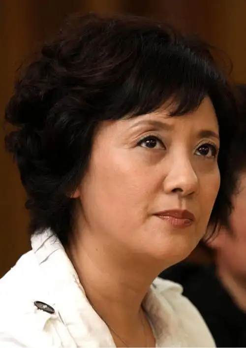 邓婕和老公同框显幸福,穿精致白外套配半裙,状态年轻看着真嫩