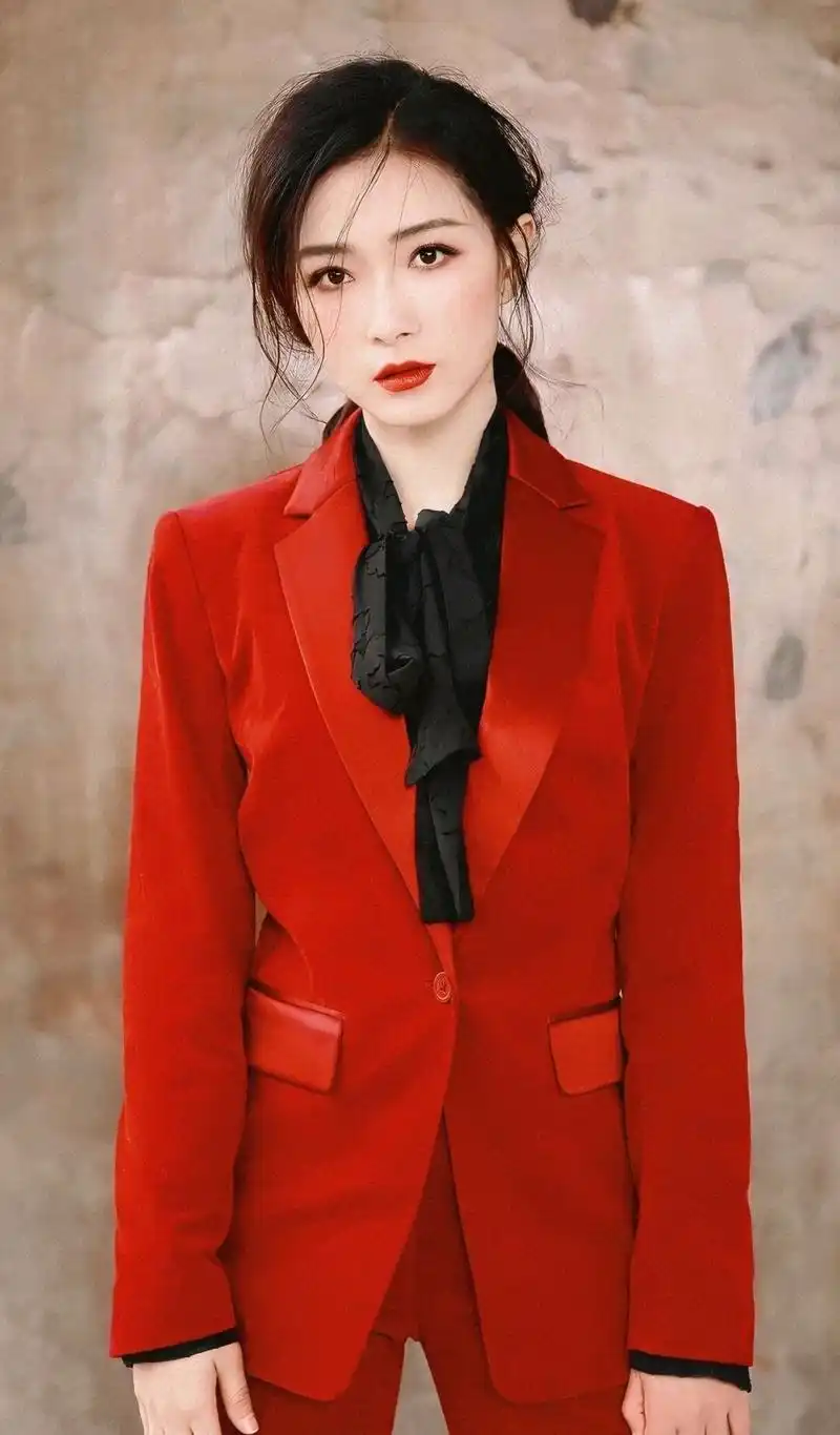 原创万茜的舞台造型好霸气,身穿黑色亮片套装搭配大背头,魅力四射