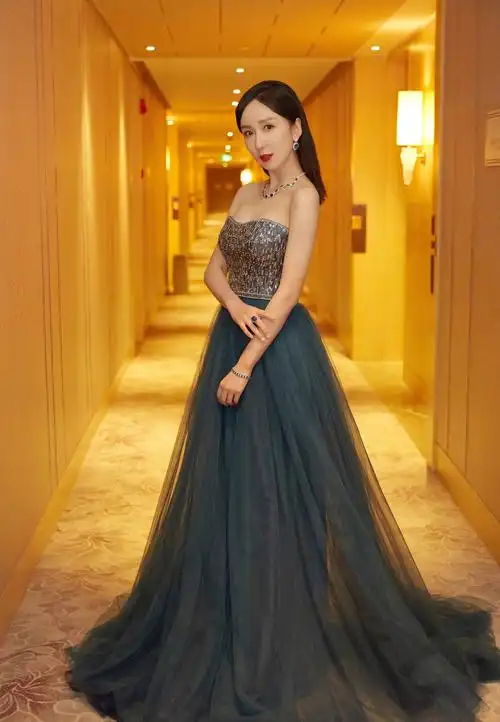 娄艺潇身穿蓝色抹胸裙亮相,气质优雅,真耀眼美人