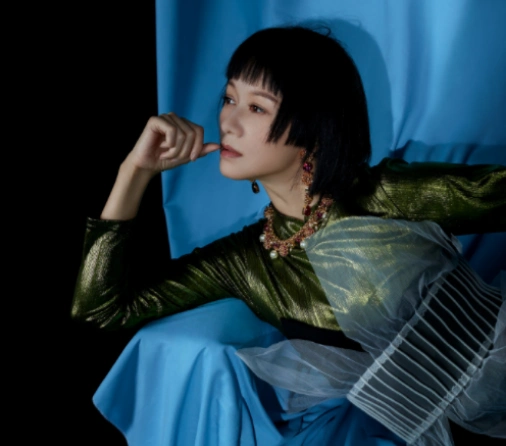 倪虹洁杂志照片曝光,皮肤细腻紧致,41岁的她仍然风姿绰约