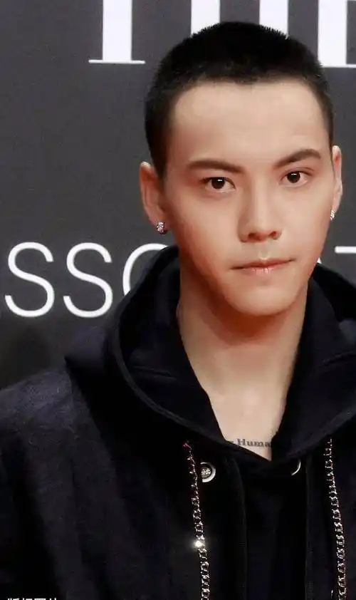 陈伟霆为新剧自剃寸头曝光,圆寸侧身杀变身硬核型男_搜索_头发_技术